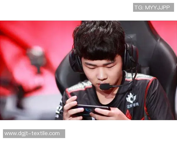 小鲜肉与足球明星的青春对决谁才是球场与舞台的真正王者