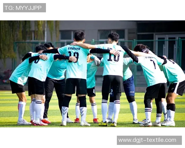 足球明星全身印团队合影展现团结与激情的瞬间