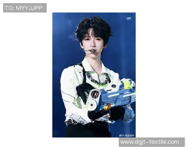 贺峻霖对足球明星的热爱与追逐展现了他的青春激情与梦想追求