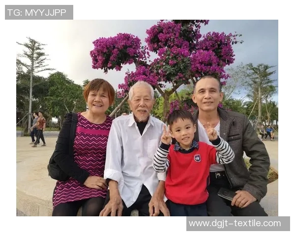 足球明星温暖瞬间与小球迷亲密互动传递梦想与希望 足球明星温暖瞬间与小球迷亲密互动传递梦想与希望